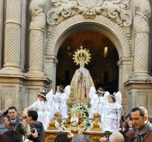El trono de la Virgen de la Asunción a su salida de la basílica de Santa María. El trono de la Virgen de la Asunción a su salida de la basílica de Santa María.