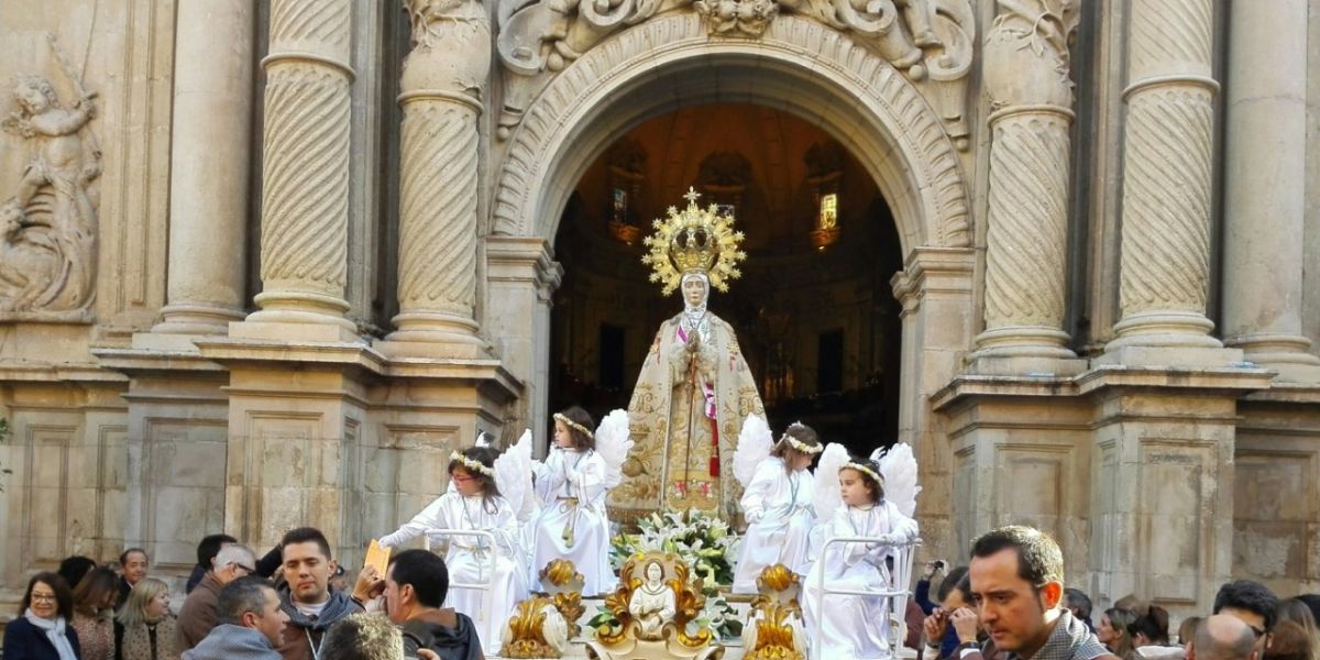 El trono de la Virgen de la Asunción a su salida de la basílica de Santa María.