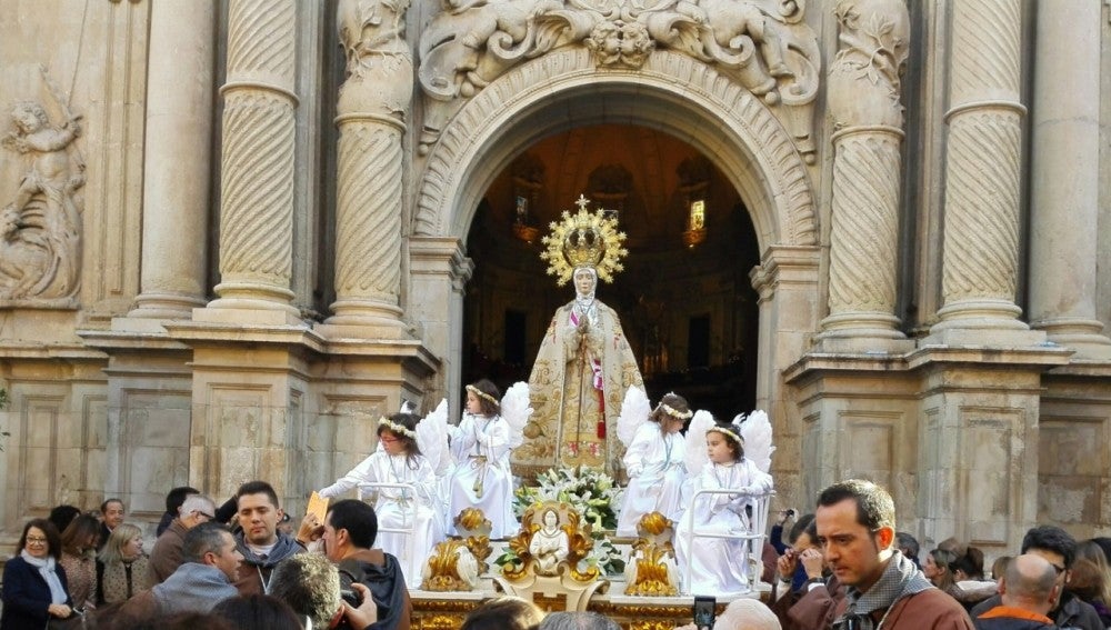 El trono de la Virgen de la Asunción a su salida de la basílica de Santa María. 