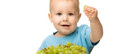 Las uvas enteras pueden provocar atragantamiento en niños