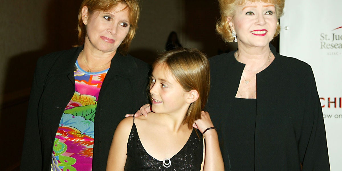 Billie Lourd junto a su madre Carrie Fisher y su abuela Debbie Reynolds