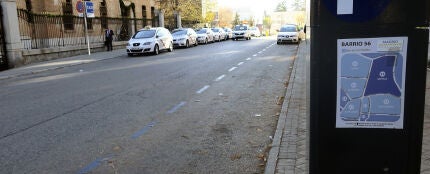 Vista de la zona azul de una calle de Madrid