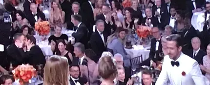 El beso entre Ryan Reynolds y Andrew Garfield El beso entre Ryan Reynolds y Andrew Garfield