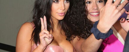 Kim Kardashian se hace un selfie