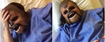 Una mujer da a luz con una máscara de Chewbacca Una mujer da a luz con una máscara de Chewbacca