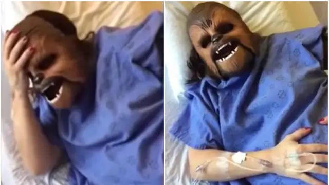 Una mujer da a luz con una máscara de Chewbacca