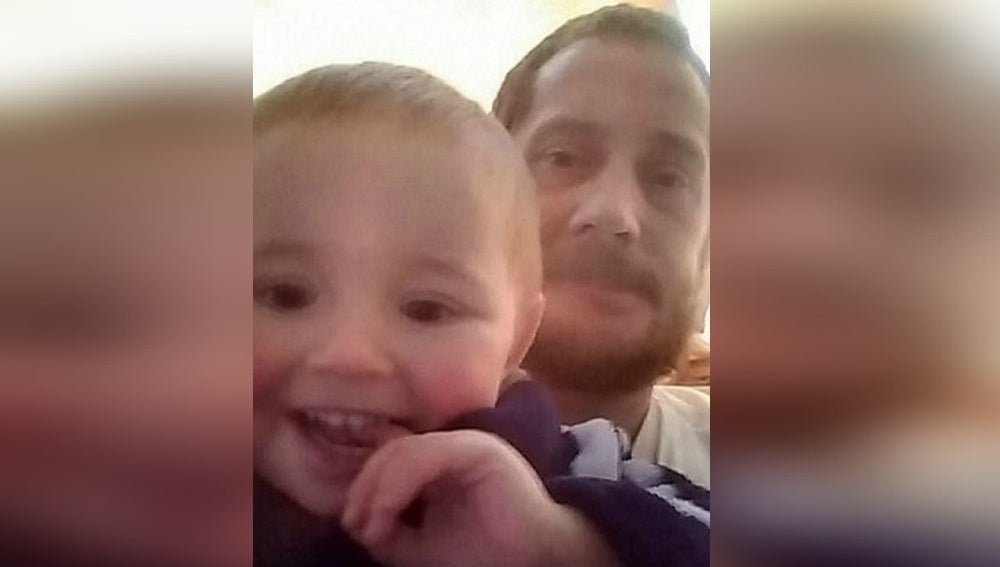 Un padre con cáncer terminal pasa sus últimos días buscando una familia  adoptiva para su hijo | Europa FM