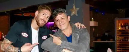 Sergio Ramos posa muy feliz junto a Alejandro Sanz con la guitarra que le ha regalado Sergio Ramos posa muy feliz junto a Alejandro Sanz con la guitarra que le ha regalado