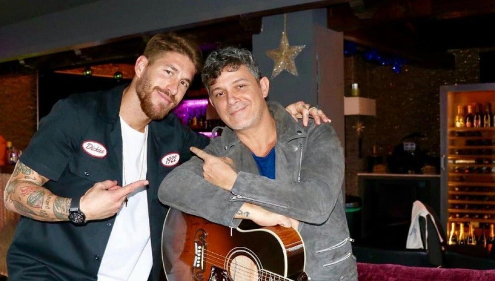 Sergio Ramos posa muy feliz junto a Alejandro Sanz con la guitarra que le ha regalado
