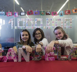 Las niñas enseñan sus creaciones de pulseras 'Candela' Las niñas enseñan sus creaciones de pulseras 'Candela'