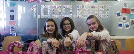 Las niñas enseñan sus creaciones de pulseras &#39;Candela&#39;