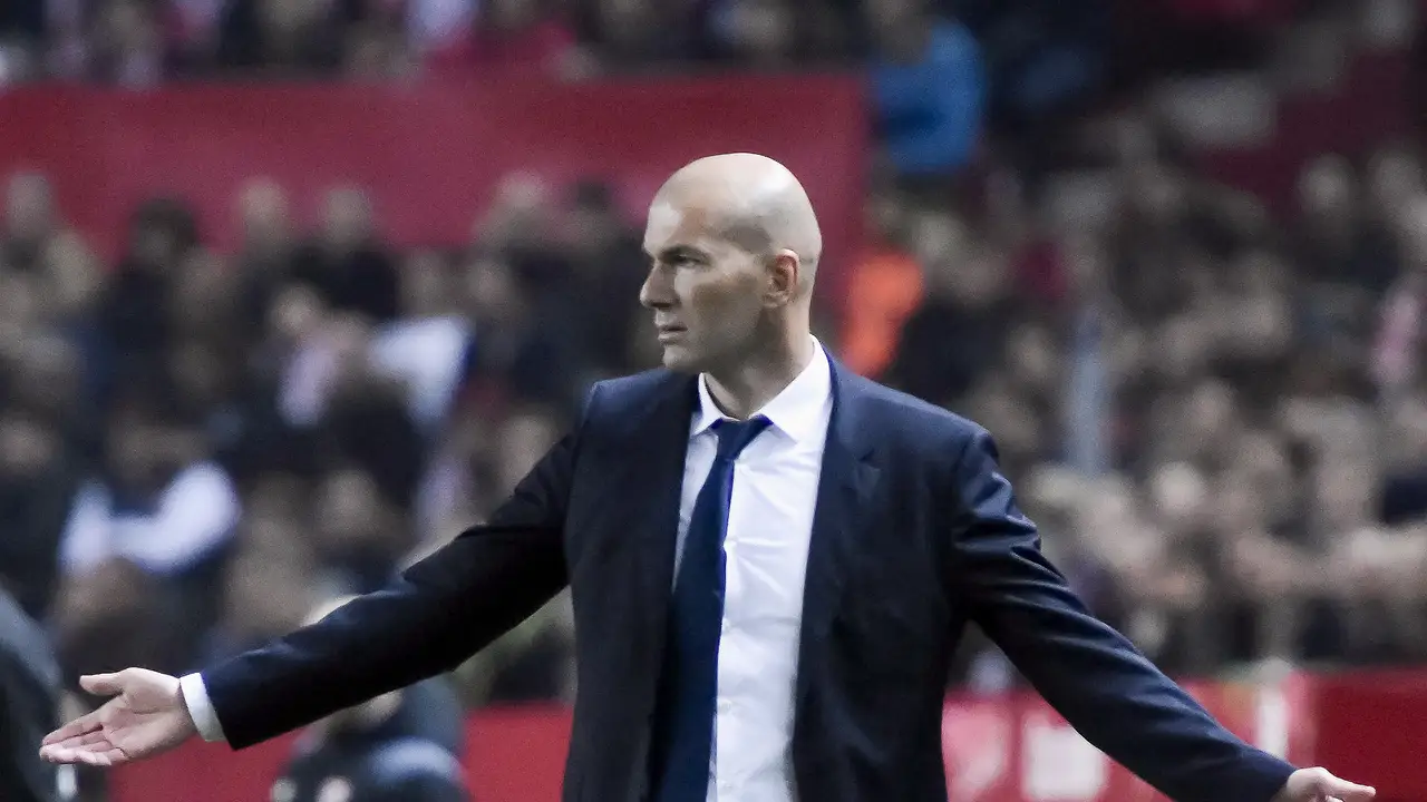 Zinedine Zidane, en la banda del Pizjuán Zinedine Zidane, en la banda del Pizjuán