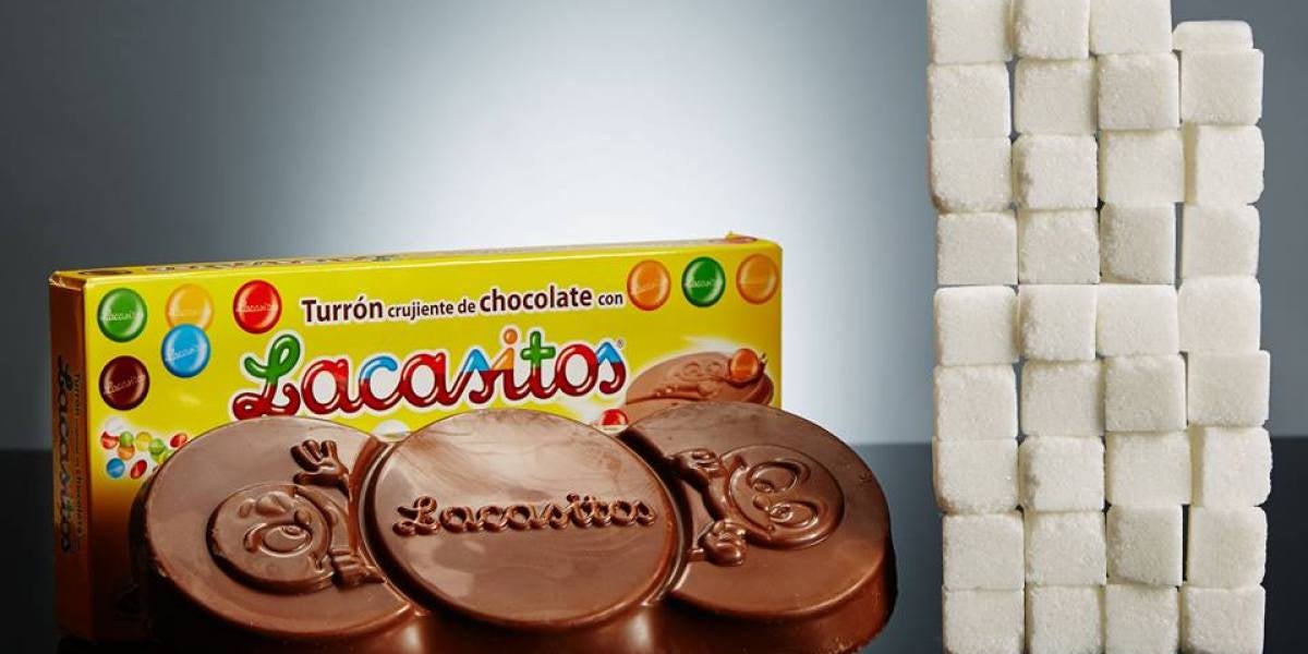 Una tableta de turrón de Lacasitos de 200gr tiene 140,6 gramos de azúcar, lo que equivale a más de 35 terrones.