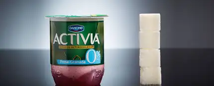 Un yogur Activia con frutas contiene 4 terrones de azúcar Un yogur Activia con frutas contiene 4 terrones de azúcar