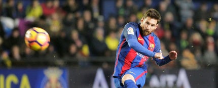 Messi lanza una falta en un partido con el Barcelona