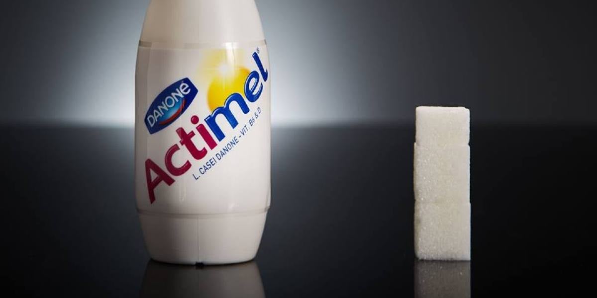 1 botellita de Actimel tiene 11,5g de azúcar, casi 3 terrones.