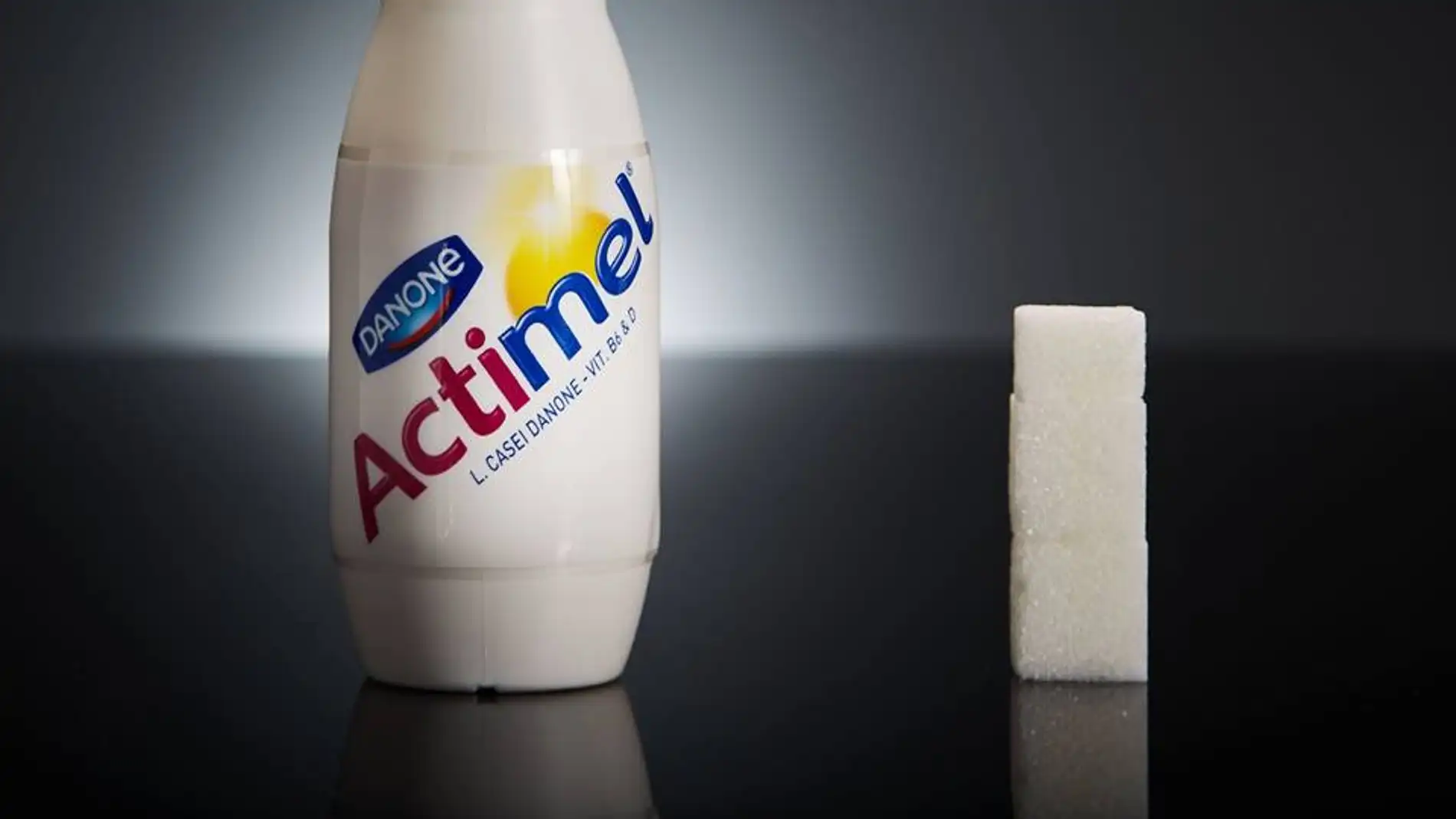 1 botellita de Actimel tiene 11,5g de azúcar, casi 3 terrones.