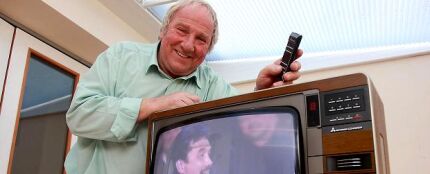 Abuelo con una televisi&oacute;n de tubo