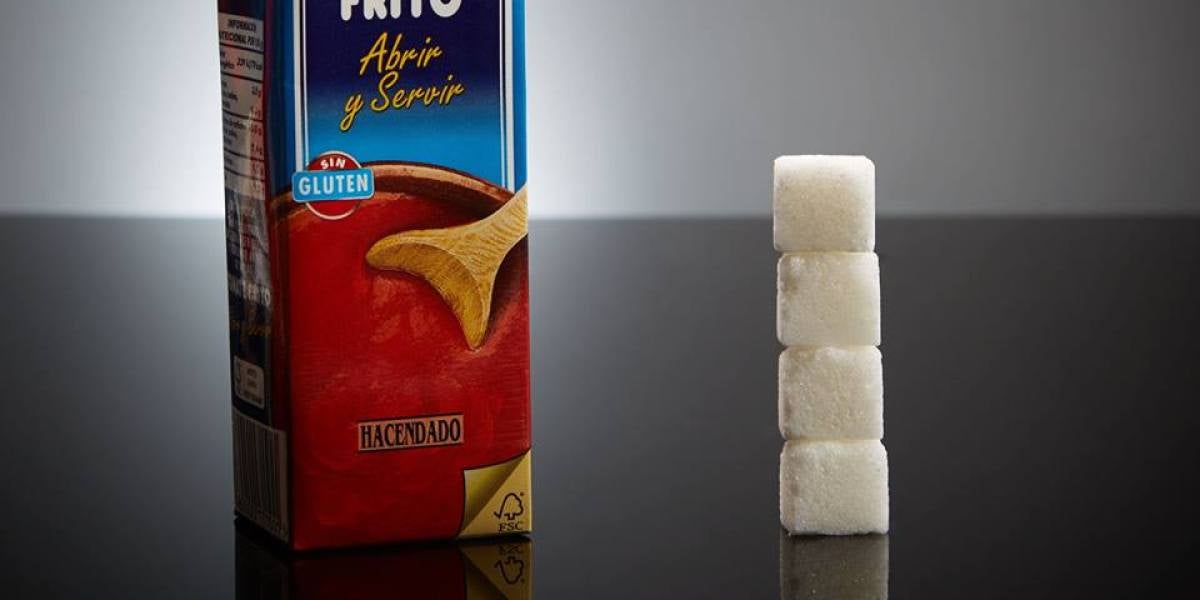 Un brik pequeño (210ml) de tomate frito tiene 16 gramos de azúcar (4 terrones)