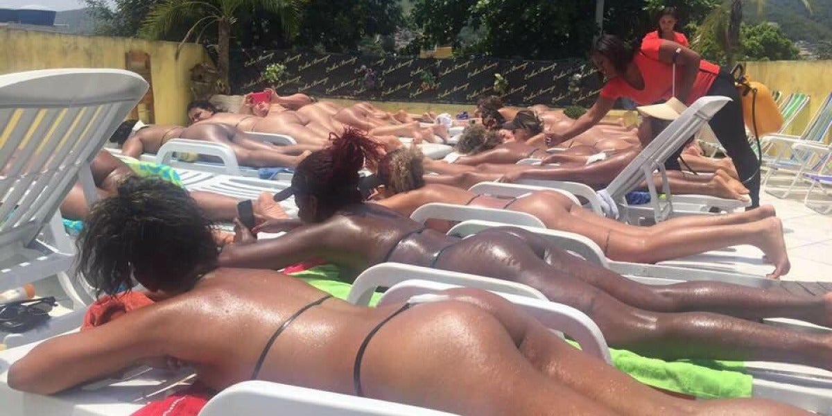 Las clientas tomando el sol con cinta aislante en la terraza de Erika
