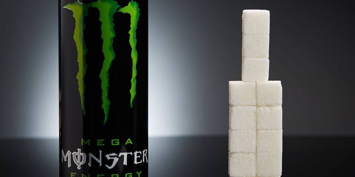 Una lata de Monster (553ml) tiene 60g de azúcar (15 terrones)