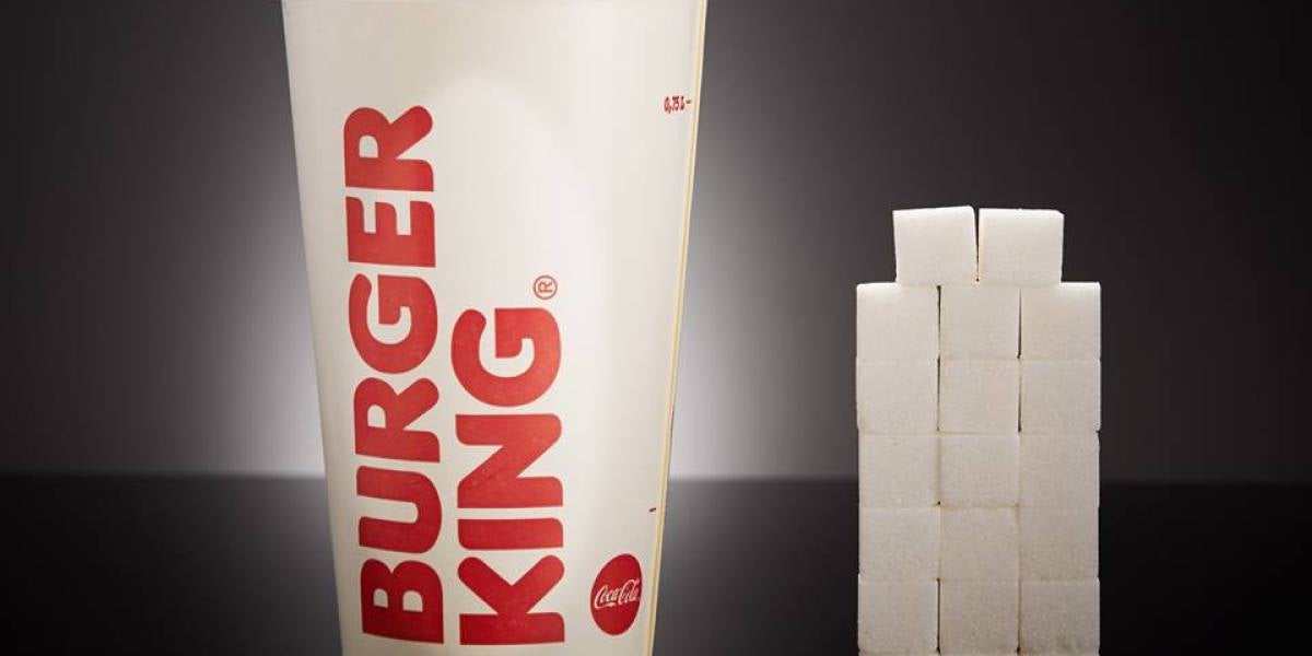 Un vaso de Coca-Cola Gigante del Burguer King (700ml) contiene 79,5g de azúcar, equivalente a 19,8 terrones.