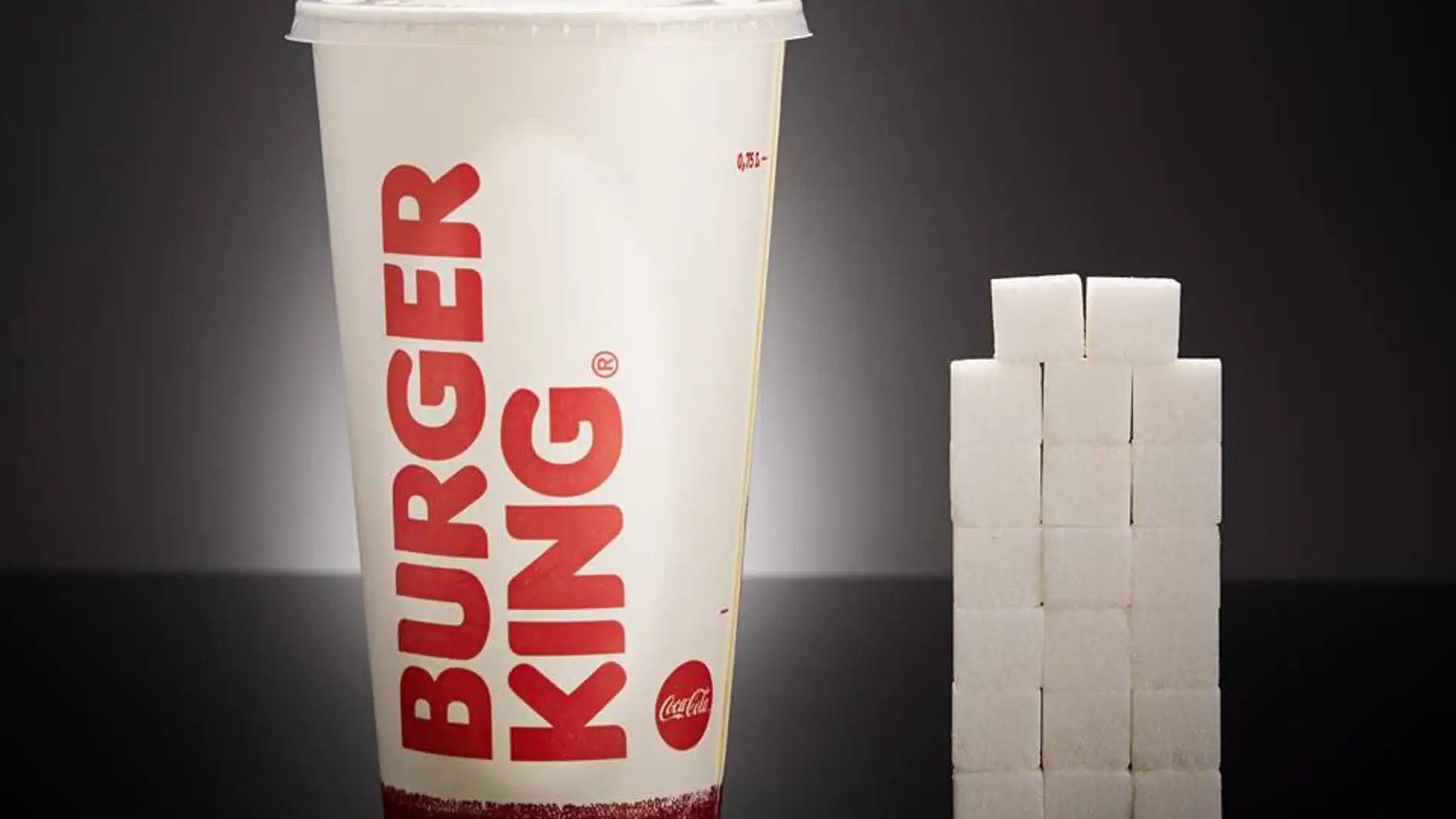 Un vaso de Coca-Cola Gigante del Burguer King (700ml) contiene 79,5g de azúcar, equivalente a 19,8 terrones.