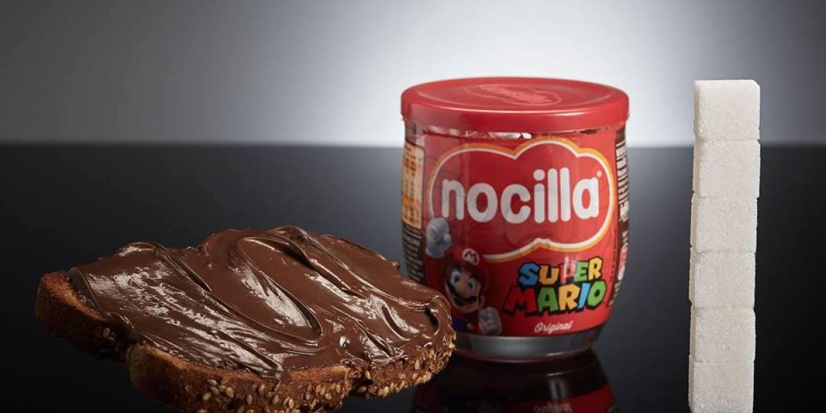 Una rebanada de pan con 40g de Nocilla tiene 24g de azúcar, equivalente a 6 terrones.