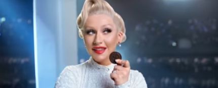 Christina Aguilera vende galletas en Indonesia