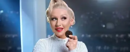 Christina Aguilera vende galletas en Indonesia Christina Aguilera vende galletas en Indonesia