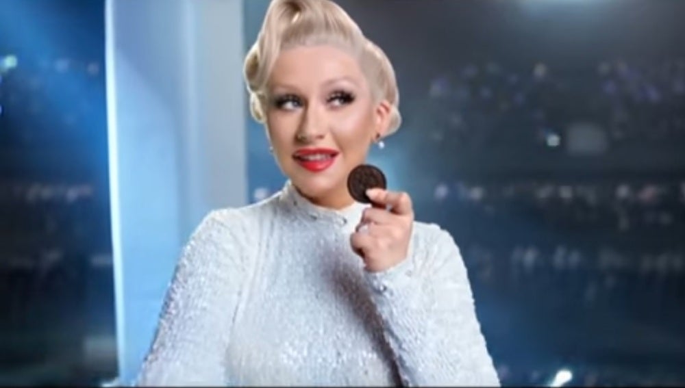 Christina Aguilera vende galletas en Indonesia