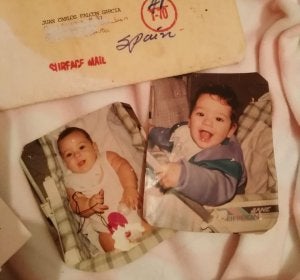 La joven encontró dos fotografías de su hermano cuando era pequeño La joven encontró dos fotografías de su hermano cuando era pequeño