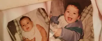 La joven encontró dos fotografías de su hermano cuando era pequeño La joven encontró dos fotografías de su hermano cuando era pequeño