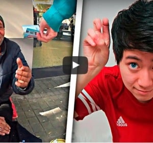 Reset, en el vídeo donde da de comer a un sintecho Reset, en el vídeo donde da de comer a un sintecho