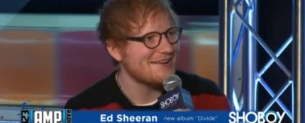 Ed Sheeran canta en una entrevista