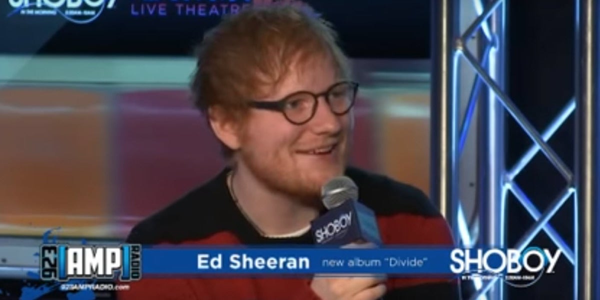 Ed Sheeran canta en una entrevista