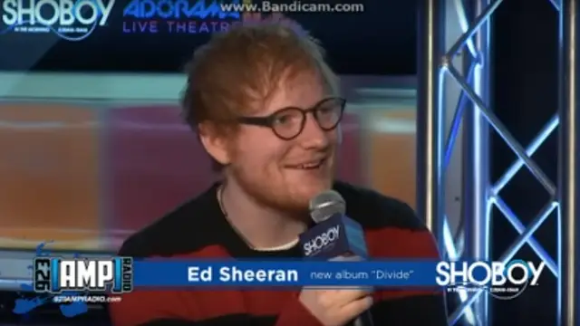Ed Sheeran canta en una entrevista