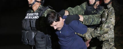 El Chapo Guzm&aacute;n junto a dos militares