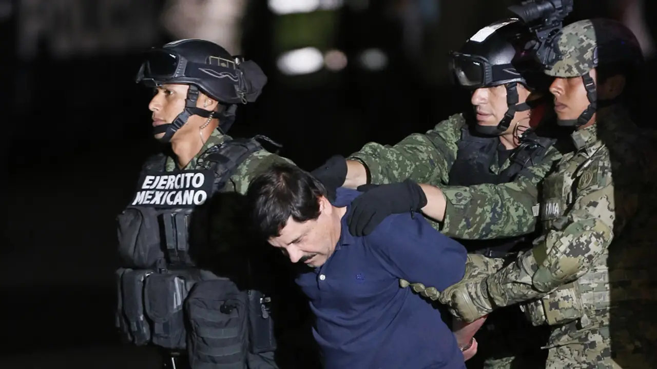 El Chapo Guzmán junto a dos militares El Chapo Guzmán junto a dos militares