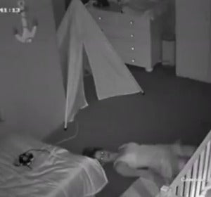 El divertido método de esta madre para salir de la habitación sin despertar a su bebé El divertido método de esta madre para salir de la habitación sin despertar a su bebé