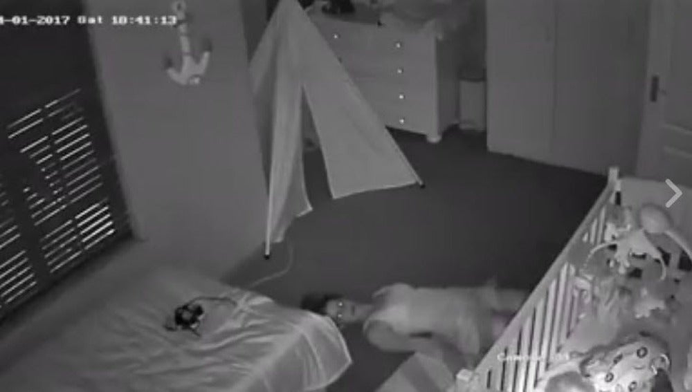El divertido método de esta madre para salir de la habitación sin despertar a su bebé