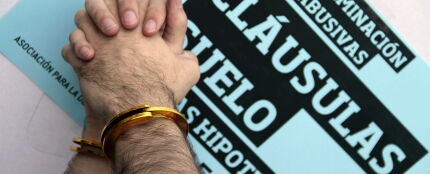 Dos manos atadas durante una protesta contra la cl&aacute;usulas suelo de las hipotecas