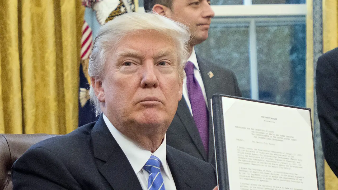 Trump firma una orden para sacar a EEUU del TPP Trump firma una orden para sacar a EEUU del TPP