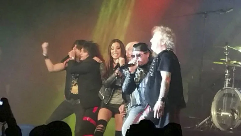 Pilar Rubio se sube al escenario con Obús Pilar Rubio se sube al escenario con Obús