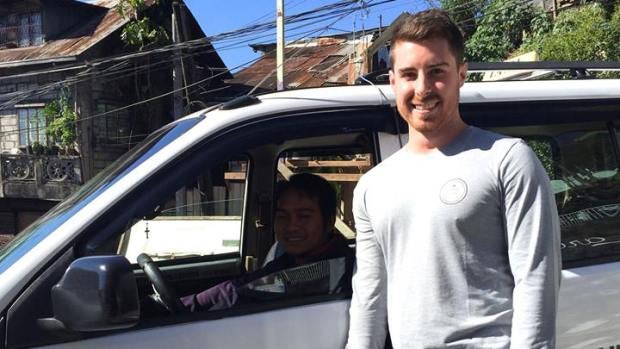 Trent Shields junto al taxista que le devolvió sus pertenencias