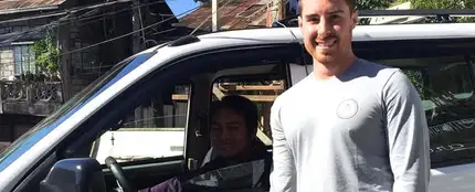 Trent Shields junto al taxista que le devolvió sus pertenencias Trent Shields junto al taxista que le devolvió sus pertenencias