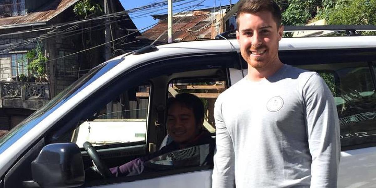 Trent Shields junto al taxista que le devolvió sus pertenencias
