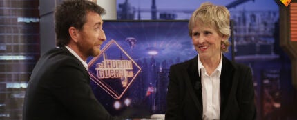 Mercedes Mil&aacute; saca los clavos de su rodilla en 'El Hormiguero 3.0'