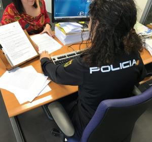 Una agente de la Policía Nacional atiende una denuncia. Una agente de la Policía Nacional atiende una denuncia.