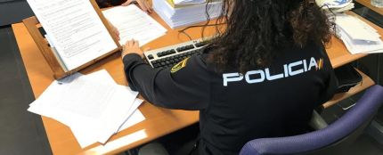 Una agente de la Polic&iacute;a Nacional atiende una denuncia.